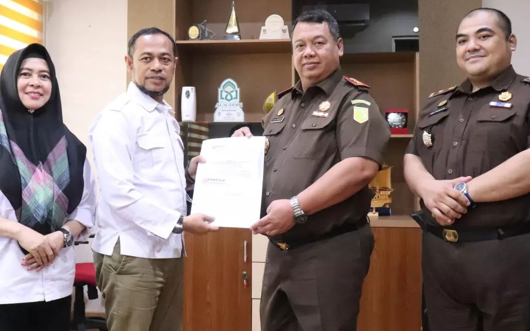 BAWASLU SERAHKAN SK GAKKUMDU KE KEJARI PANGKEP