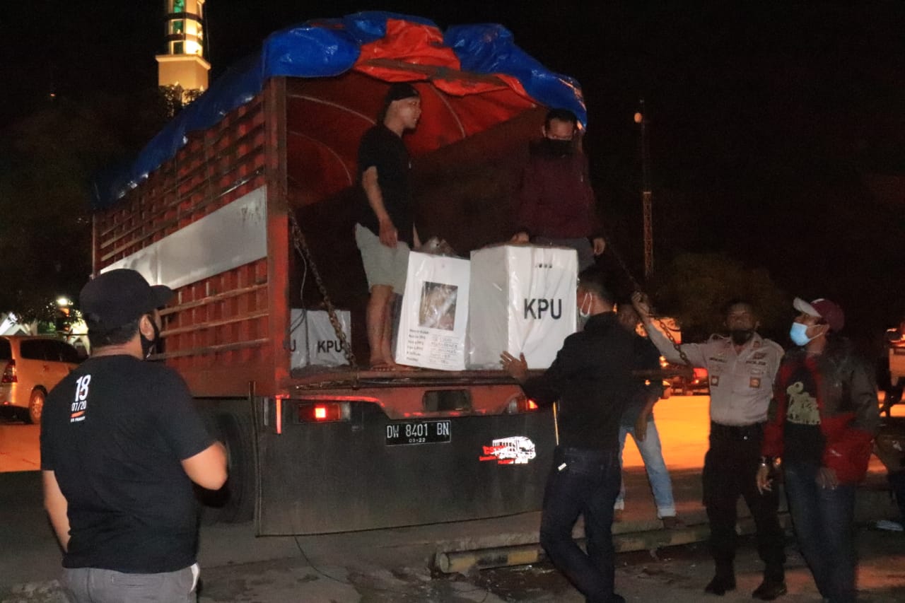 TIBA DI PAOTERE, BAWASLU PANGKEP AWASI LOGISTIK LIUKANG KALMAS