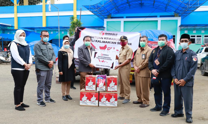 BAWASLU BERIKAN BANTUAN KORBAN BANJIR KALSEL, ABHAN : INI SEBAGAI KEPEDULIAN KEPADA SESAMA