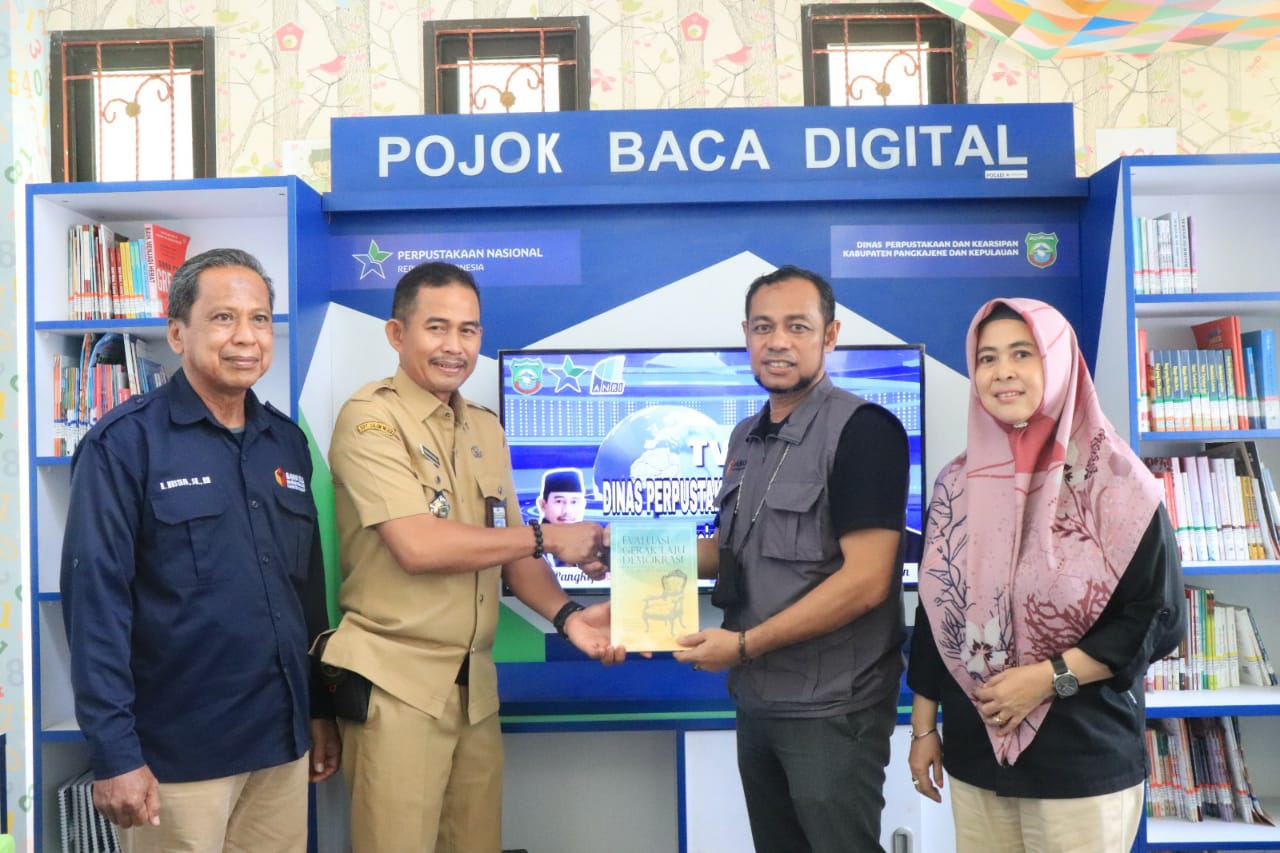 SERAHKAN BUKU KE DINAS PERPUSTAKAAN, BAWASLU HARAP ADA PERBAIKAN DEMOKRASI DI KABUPATEN PANGKEP