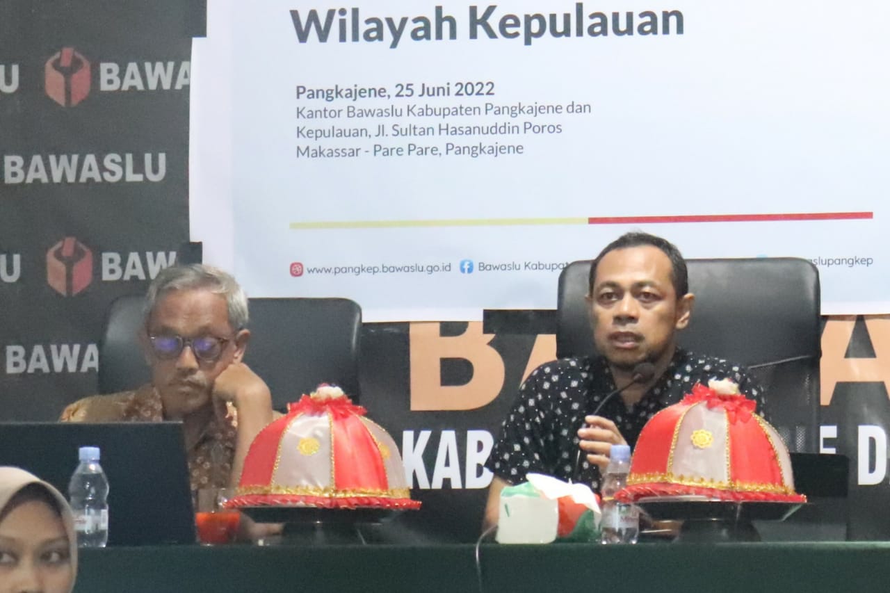 SAMSIR SALAM AJAK PESERTA DISKUSI PUBLIK TEMATIK JADI MATA DAN TELINGA BAWASLU