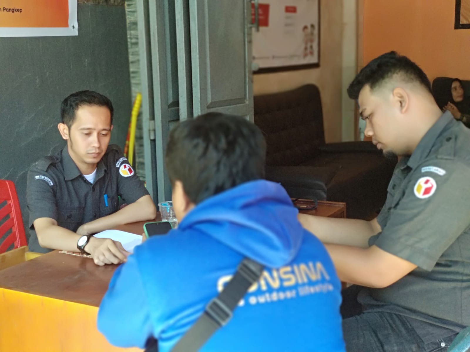 IDENTITAS DICATUT, WARGA PANGKEP DATANGI PAM BAWASLU