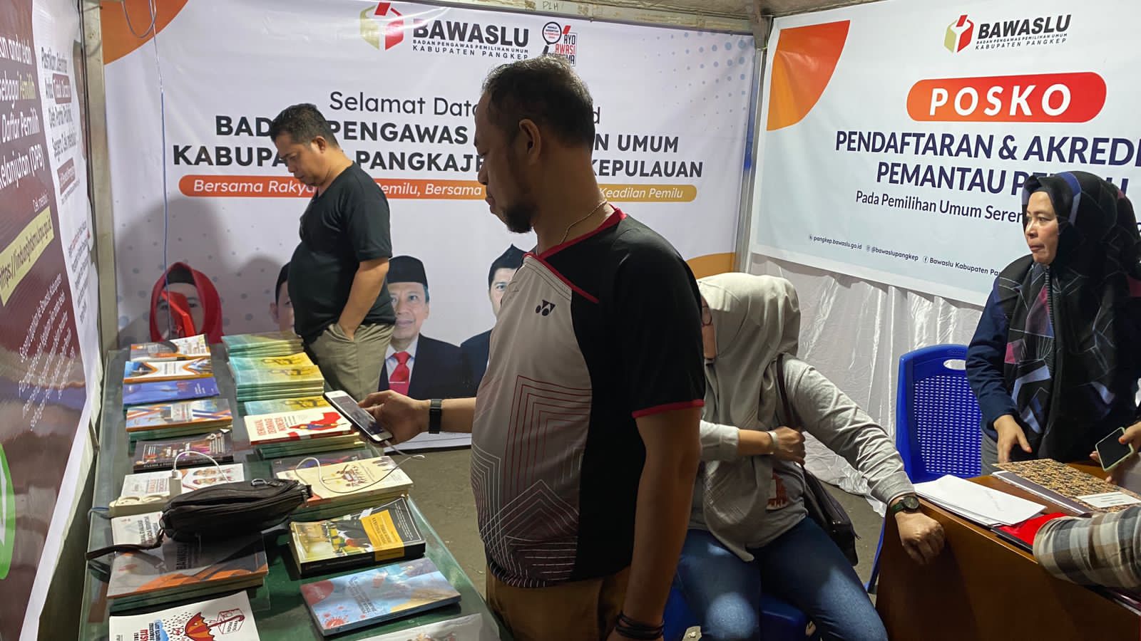 KASEK BAWASLU SULSEL KUNJUNGI STAND BAWASLU PANGKEP DI PLP