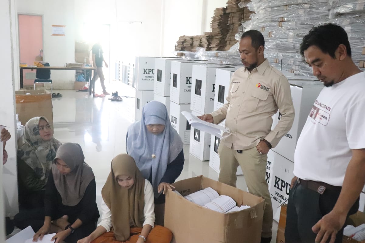 BAWASLU PANGKEP AWASI PENYORTIRAN SURAT SUARA RUSAK