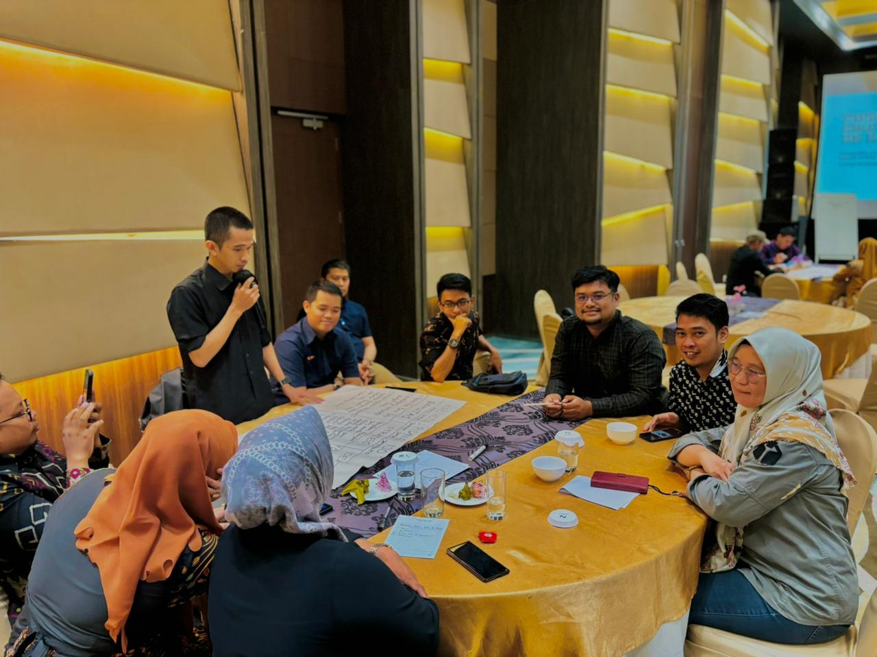 ATASAN DAN STAF PENGELOLA LAYANAN INFORMASI BAWASLU PANGKEP HADIRI RAKOR PENGELOLAAN DATA DAN INFORMASI SE-SULAWESI SELATAN