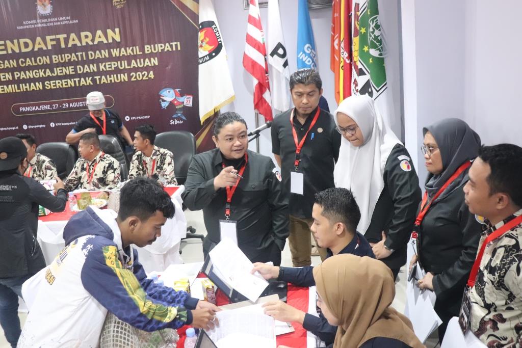 PASTIKAN PROSES PENDAFTARAN BAKAL PASANGAN CALON SESUAI PROSEDUR, BAWASLU PANGKEP LAKUKAN PENGAWASAN MELEKAT DI HARI PERTAMA