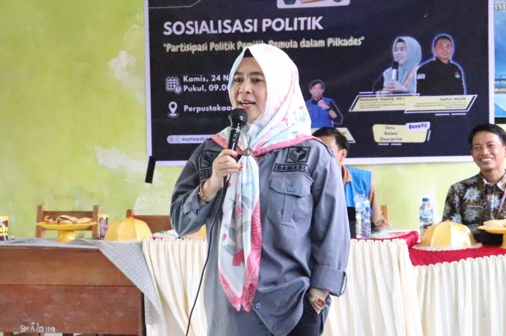 KOORDIV HPPH BAWASLU PANGKEP BERIKAN PENDIDIKAN POLITIK KE SISWA SMK BABUSSALAM