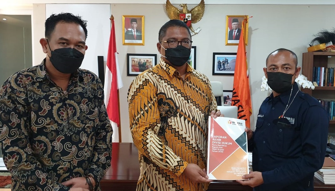 KETUA BAWASLU PANGKEP SERAHKAN LAPORAN AKHIR DIVISI HUKUM TAHUN 2020