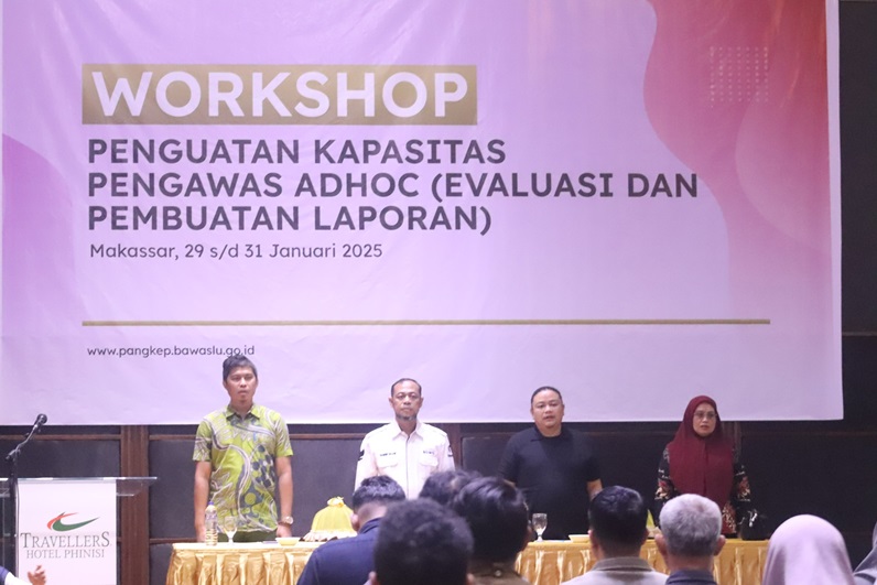 Ketua dan Anggota Bawaslu Kabupaten Pangkep serta Koordinator Sekretariat pada saat Pembukaan Workshop penguatan kapasitas pengawas adhoc