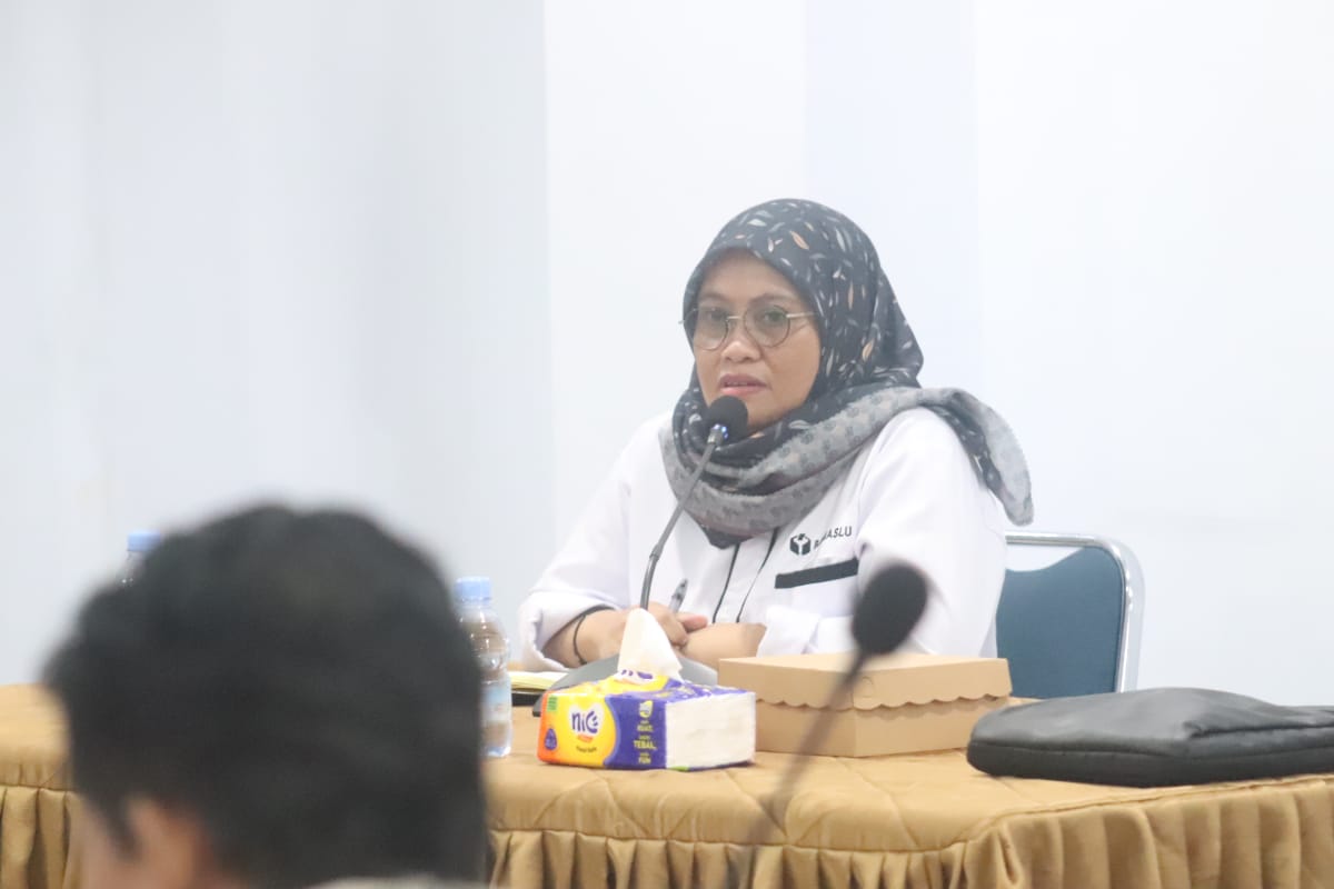 Koordiv HPPH Bawaslu Pangkep Andi Hikmawati saat menghadiri FGD yang digelar KPU Pangkep
