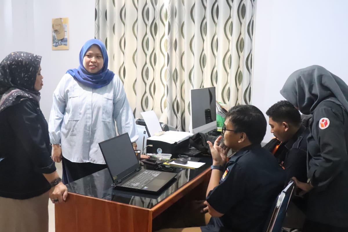 Koordiv HPPH Bawaslu Pangkep dan Koordiv Rendatin KPU saat melakukan konsolidasi data