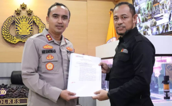 TEMUI KAPOLRES, KETUA BAWASLU PANGKEP SERAHKAN SK GAKKUMDU