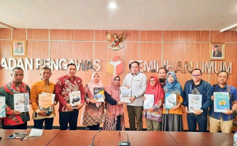 TEMUI KOMISIONER BAWASLU RI, SAMSIR SALAM SERAHKAN INI