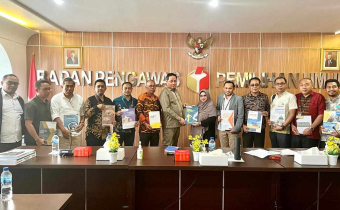 KETUA BAWASLU PANGKEP SERAHKAN LANGSUNG LAPORAN REKRUTMEN PANWASLU KECAMATAN KE BAWASLU RI