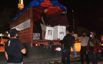 TIBA DI PAOTERE, BAWASLU PANGKEP AWASI LOGISTIK LIUKANG KALMAS