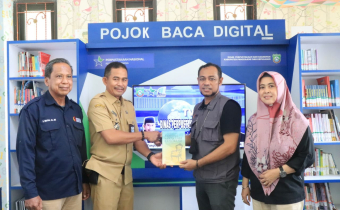 SERAHKAN BUKU KE DINAS PERPUSTAKAAN, BAWASLU HARAP ADA PERBAIKAN DEMOKRASI DI KABUPATEN PANGKEP