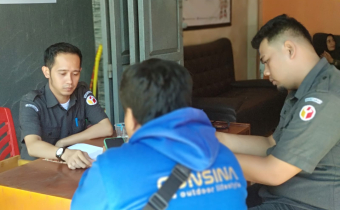 IDENTITAS DICATUT, WARGA PANGKEP DATANGI PAM BAWASLU