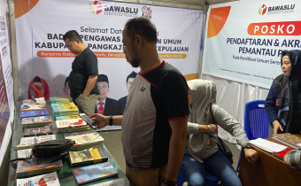 KASEK BAWASLU SULSEL KUNJUNGI STAND BAWASLU PANGKEP DI PLP