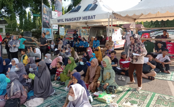 BAWASLU BAGI-BAGI FLYER DI PEKAN LITERASI PANGKEP