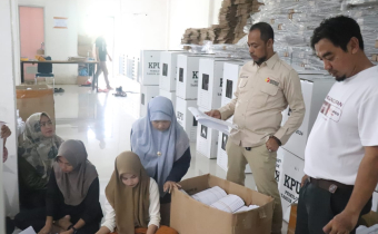 BAWASLU PANGKEP AWASI PENYORTIRAN SURAT SUARA RUSAK